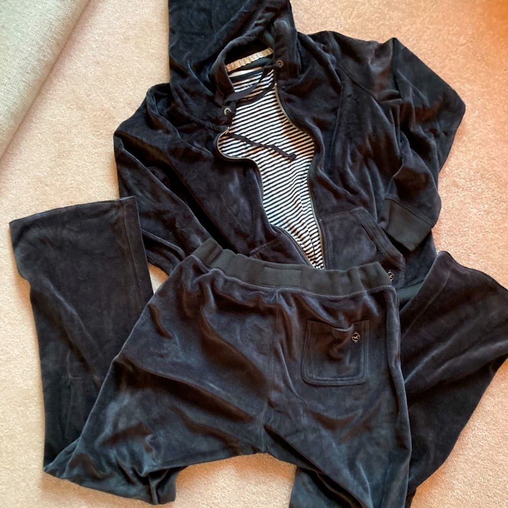 Cozy Hollister lounge set.  Good condition.